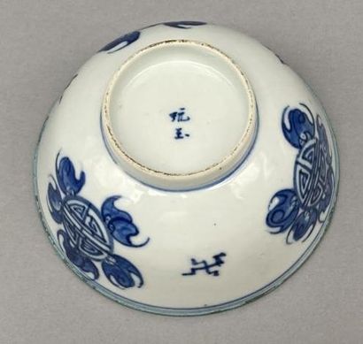 Lot including:

- A blue and white porcelain...