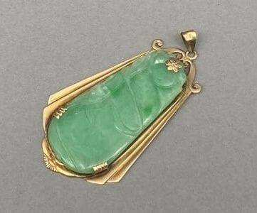 Pendentif en jade gravé d'un dragon et de...