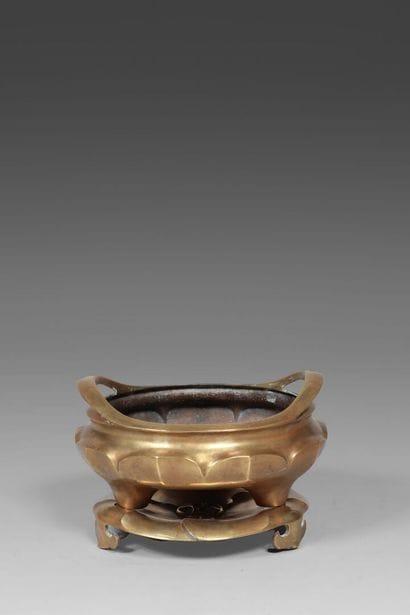 Perfume burner on a lotiform base in bronze...