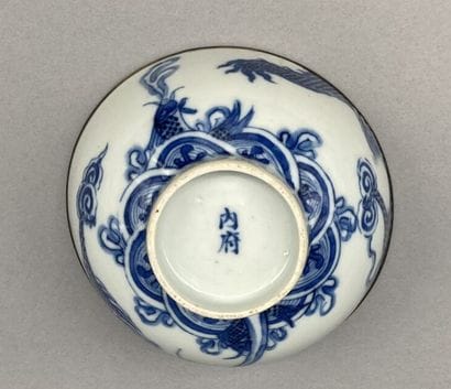 Lot including:

- A blue and white porcelain...