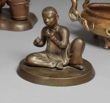 Enfant joueur de guitare.

Bronze à patine...