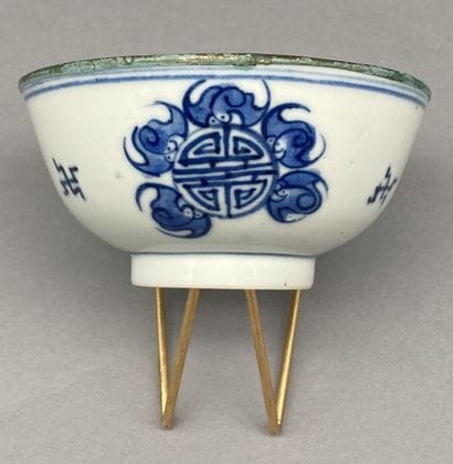 Lot including:

- A blue and white porcelain...