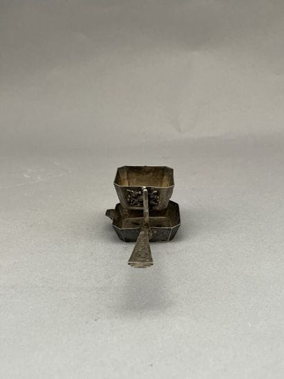 Ensemble en argent 800°/°° comprenant: 

-...