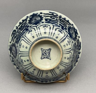 Lot including: 

- A blue and white porcelain...