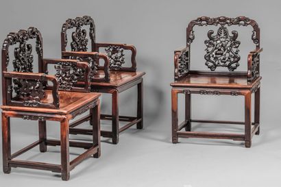 Suite de trois fauteuils en bois exotique,...