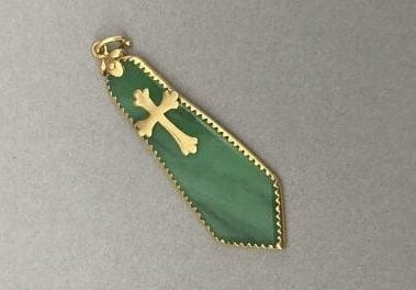 
Pendentif en or 18K (750°/°°) et jade orné...