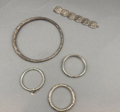 
Ensemble de bijoux en argent 800°/°° ciselé...