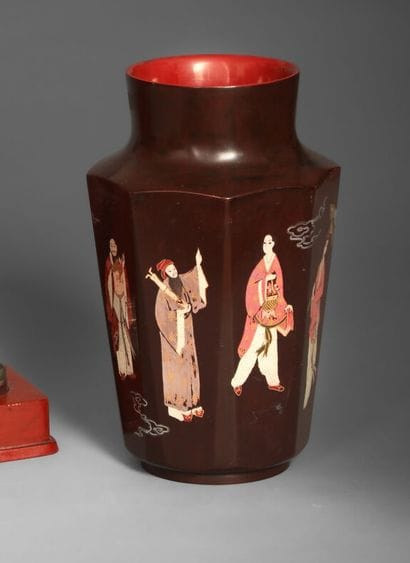 THANH LE. 

Vase de forme octogonale en bois...