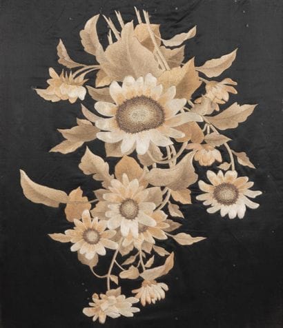 Suite de deux broderies à décor en polychromie...