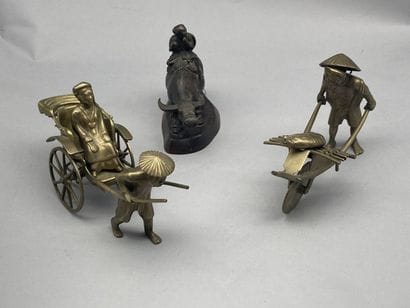 Ensemble de bronzes comprenant :

- Un pousse-pousse,

-...