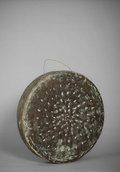 Gong in patinated bronze.

Diameter: 45 cm....