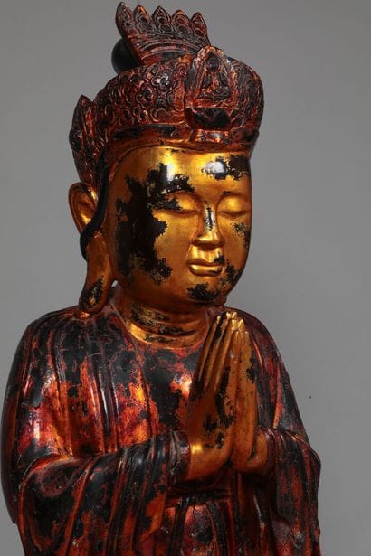 Grand Bouddha en bois laqué rouge et or....