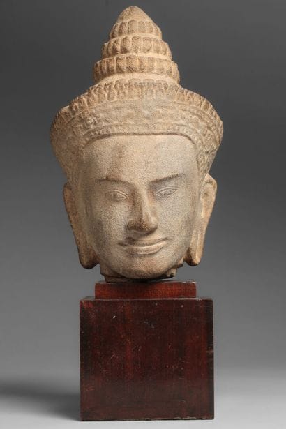Tête de divinité de style Khmer. 

Cambodge,...