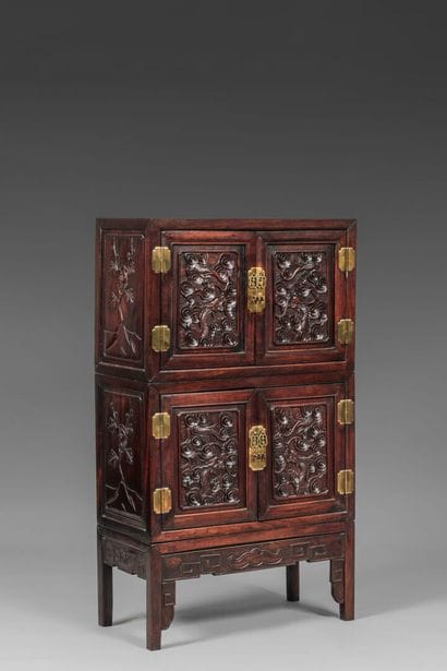 Cabinet en bois exotique ouvrant en façade...