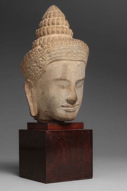 Tête de divinité de style Khmer. 

Cambodge,...