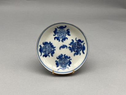 Lot including:

- A blue and white porcelain...