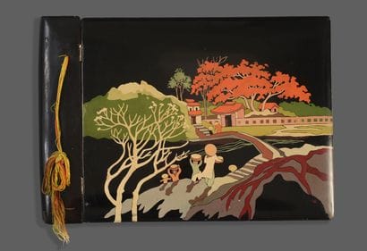 1950-1951

Album en bois laqué à décor polychrome...