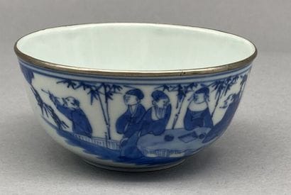 Lot including:

- A blue and white porcelain...