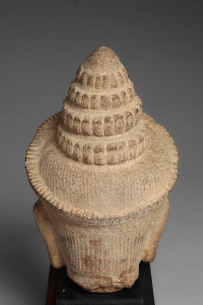 Tête de divinité de style Khmer. 

Cambodge,...