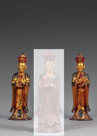 Deux personnages taoïstes en bois laqué rouge...