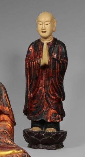 Moine debout priant en bois polychrome. 

Indochine,...