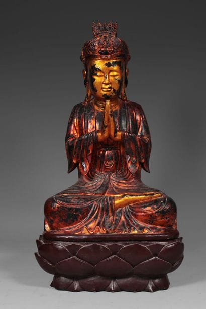Grand Bouddha en bois laqué rouge et or....