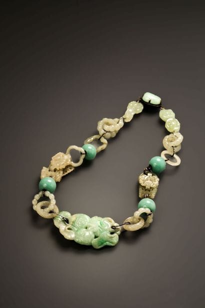 Collier en jade et jadéite bicolore vert...