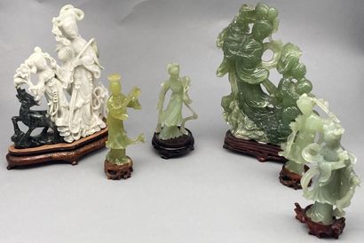 Lot of 6 carved groups in jade and white...