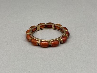 Lot including :

- A choker necklace of gray...