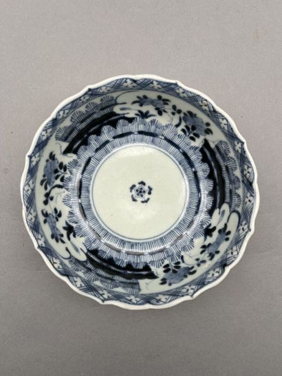 Lot including:

- A porcelain bowl of poly-lobed...