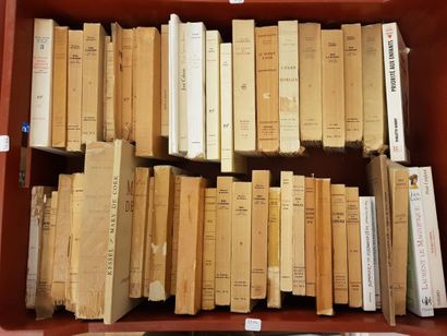 Lot including: 

- MANNETTE including a lot...