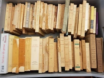 Lot including:

- MANNETTE including a lot...