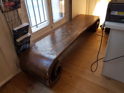 
Importante table basse en bois laqué, les...