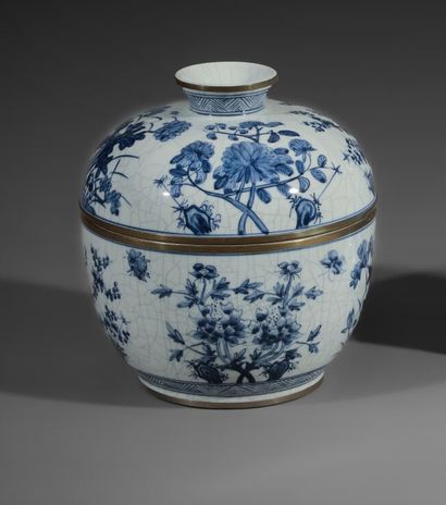 Circular covered bowl in porcelain with metal...