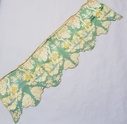 Lot including:

- A slope of a brocade processional...