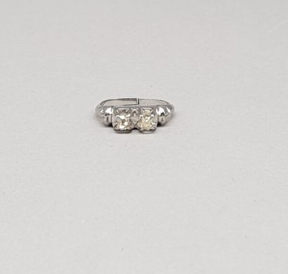 Lot including:

- An 18K (750°/°°) white...