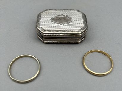 Lot including :

- A wedding ring in 18 K...