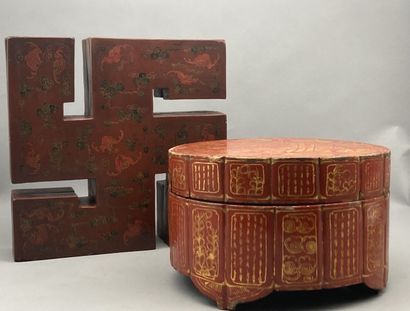 Lot including :

- A covered box in the shape...
