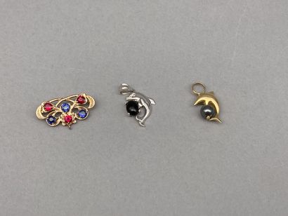 Lot of jewelry including :

- A pendant in...