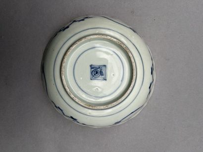 Lot including:

- A porcelain bowl of poly-lobed...