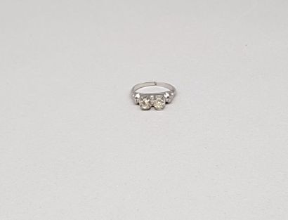 Lot including:

- An 18K (750°/°°) white...