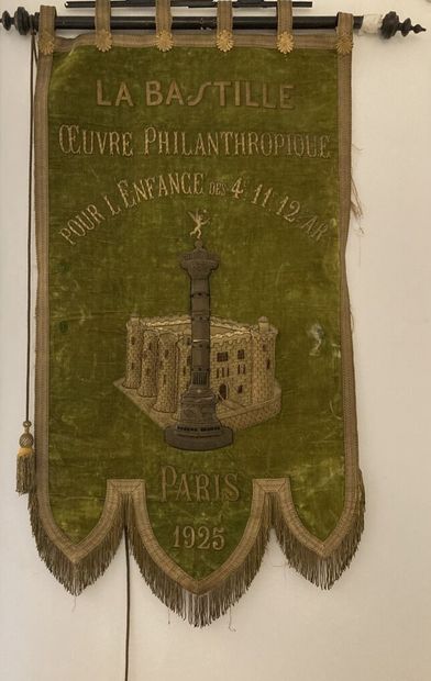 Rectangular banner with mantling in green...