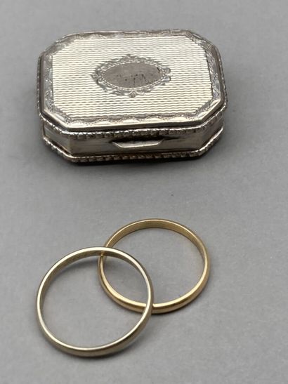 Lot including :

- A wedding ring in 18 K...