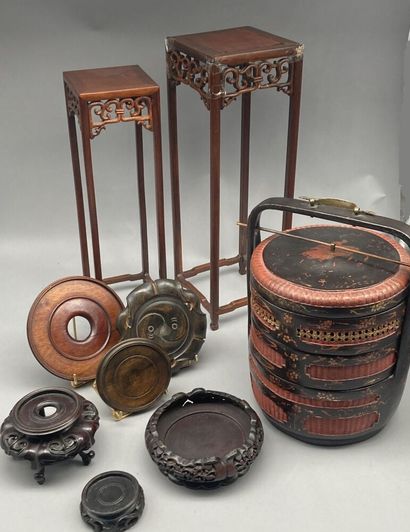 Lot including : 

- A lacquered wood and...