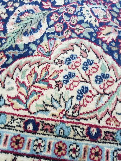 Lot including:

- A large rectangular carpet...