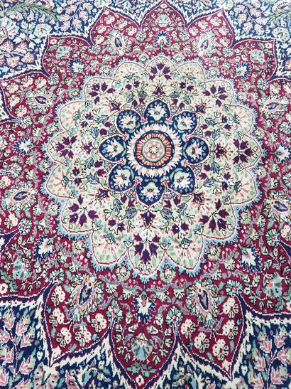 Lot including:

- A large rectangular carpet...