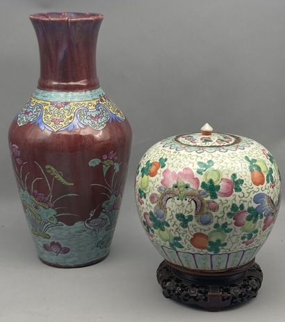 Lot including :

- A large porcelain vase...