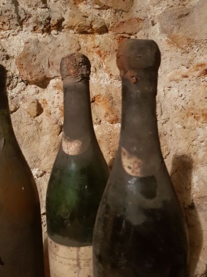 Lot including: 

- Chablis, Grand cru Vaudésir,...