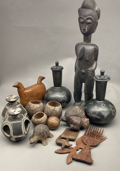 Lot including:

- A wooden fetish with a...