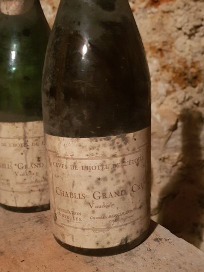 Lot including: 

- Chablis, Grand cru Vaudésir,...